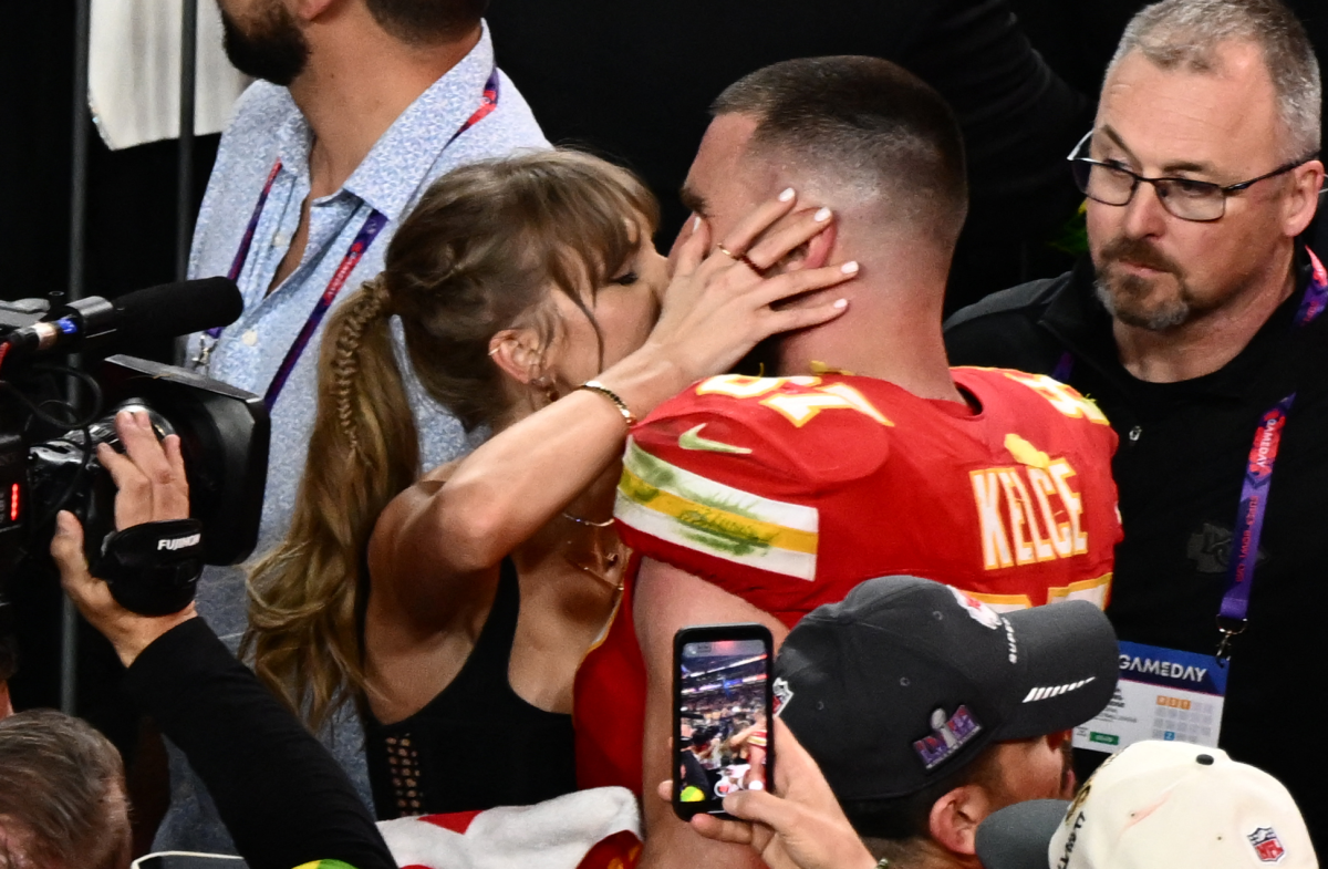 가수 테일러 스위프트와 미국프로풋볼(NFL) 선수 트래비스 켈시가 지난해 슈퍼볼 경기 직후  키스하고 있다. 네바다 AFP 연합뉴스