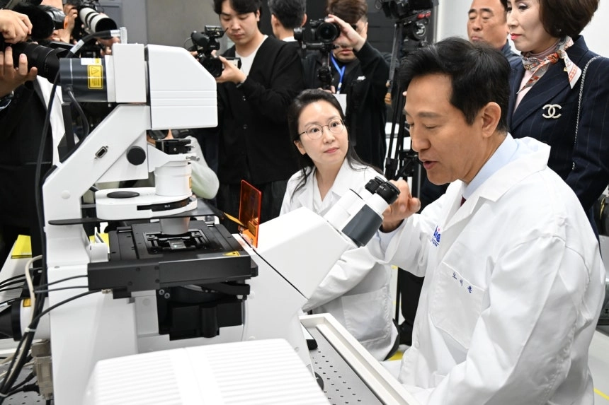 서울바이오허브 글로벌센터 둘러보는 오세훈 시장