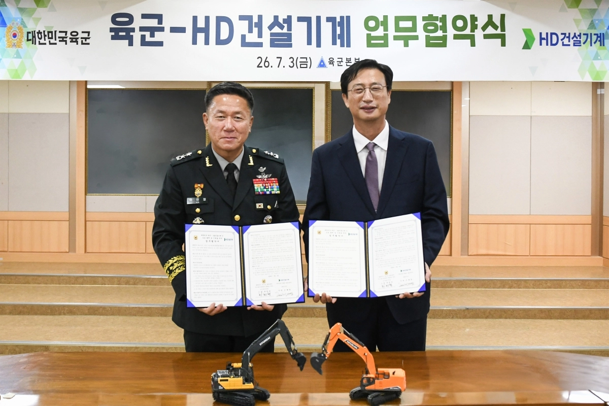 문재영(오른쪽) HD건설기계 사장과 하헌철 육군본부 군수참모부장(소장)이 지난 3일 충남 계룡대에서 육군-‘건설장비 무인화 등 기술 교류 및 정비 인력 양성을 위한 업무협약’을 체결한 뒤 기념 촬영을 하고 있다.   HD건설기계 제공