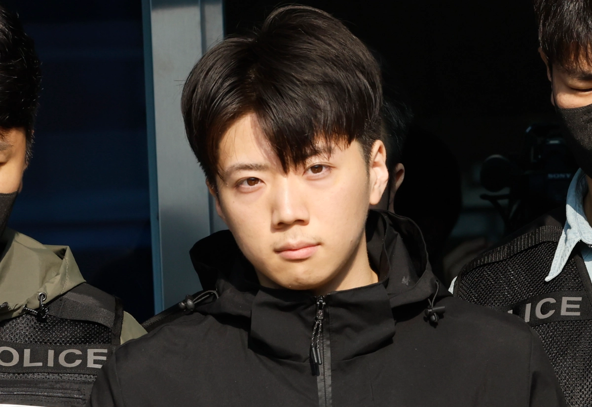 광주 도심에서 일면식도 없는 10대 여고생을 살해한 장윤기(23)가 지난 5월 14일 오전 광주 서부경찰서에서 검찰로 송치되고 있다. 2026.5.14 뉴스1