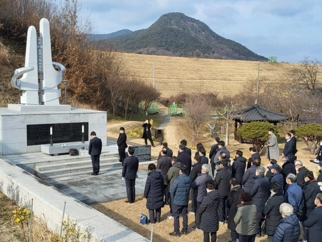 사진은 지난 1월 용성진 광주지검 순천지청장을 비롯한 지청 관계자들이 여순 10·19사건 구례유족회원들과 함께 ‘여순 10·19항쟁 구례위령탑’을 참배하고 있는 모습.