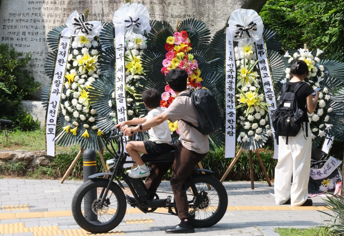 서울 강동구 배재고등학교 정문 앞에 근조화환이 놓여 있는 모습. 뉴스1