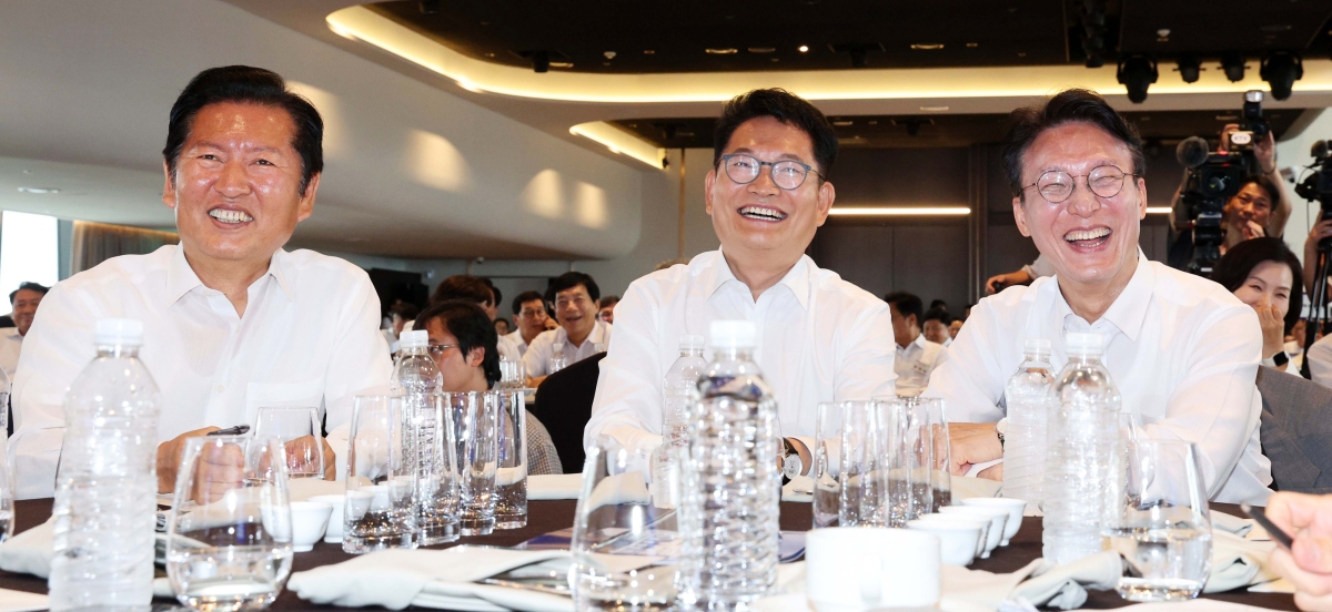 정청래(왼쪽부터) 전 더불어민주당 대표 송영길 의원, 김민석 전 국무총리가 지난 3일 서울 용산 서울드래곤시티호텔에서 열린 민주당 후반기 국회 대비 국회의원 워크숍에 참석해 자리하고 있다. 2026.07.03. 뉴시스