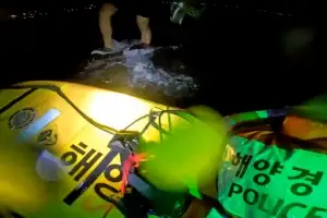 대세로 떠오른 청게 잡으려다 밀물에 고립… 20대 관광객 2명 구조