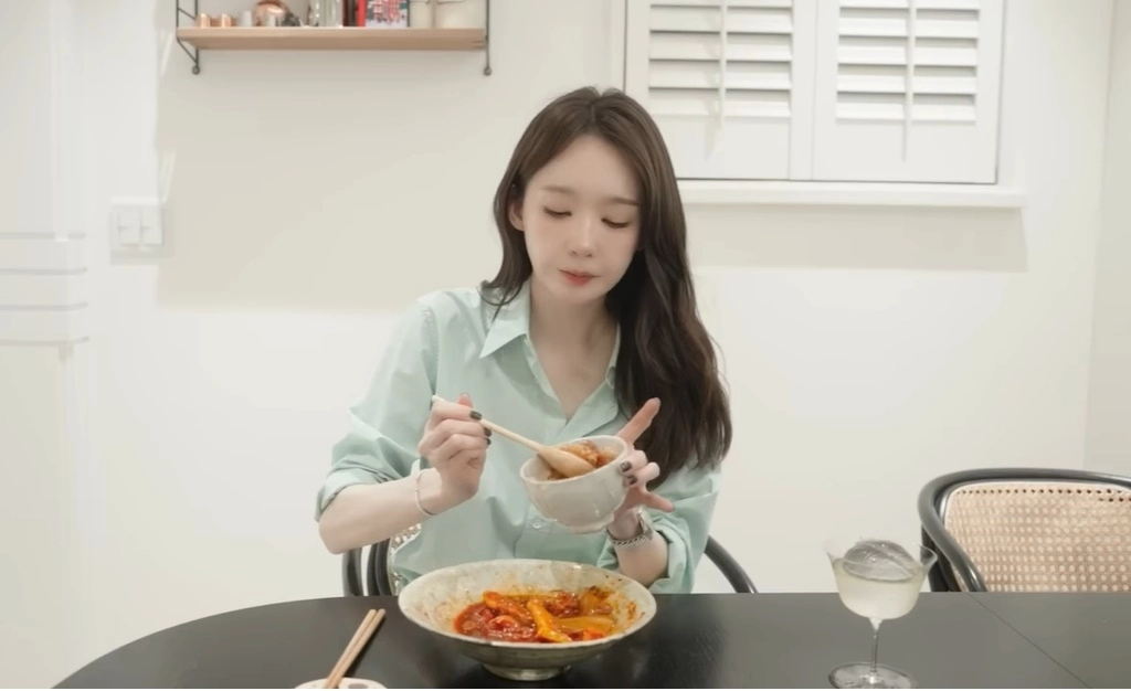 다비치 강민경이 김치찜과 함께 곤약밥을 먹고 있다. 유튜브 채널 ‘걍밍경’ 캡처