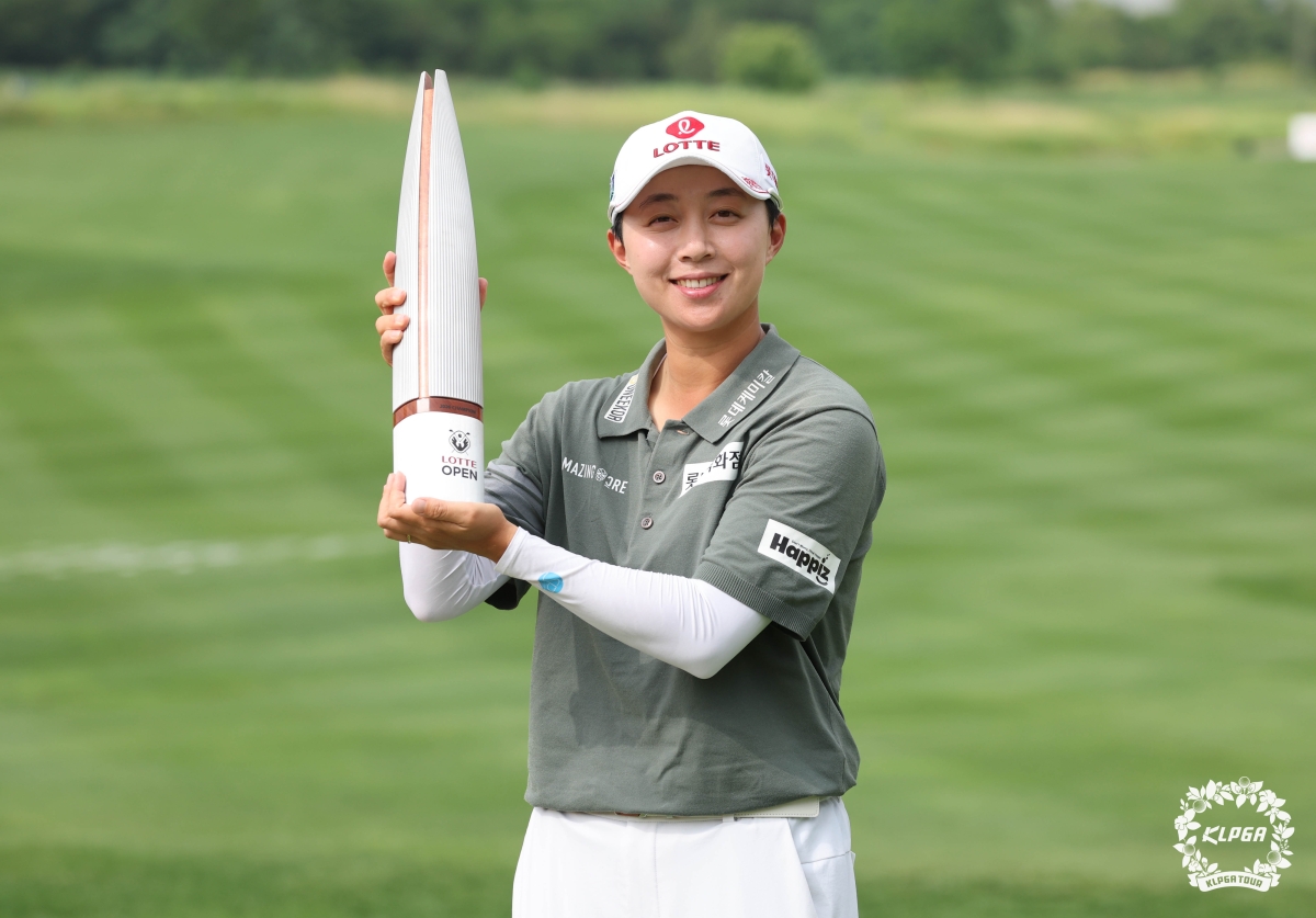 김효주가 5일 인천 베어즈베스트 청라GC(파72)에서 끝난 한국여자프로골프(KLPGA)투어 롯데오픈에서 우승을 차지한 뒤 우승컵을 들고 기념 촬영을 하고 있다.  KLPGA 제공