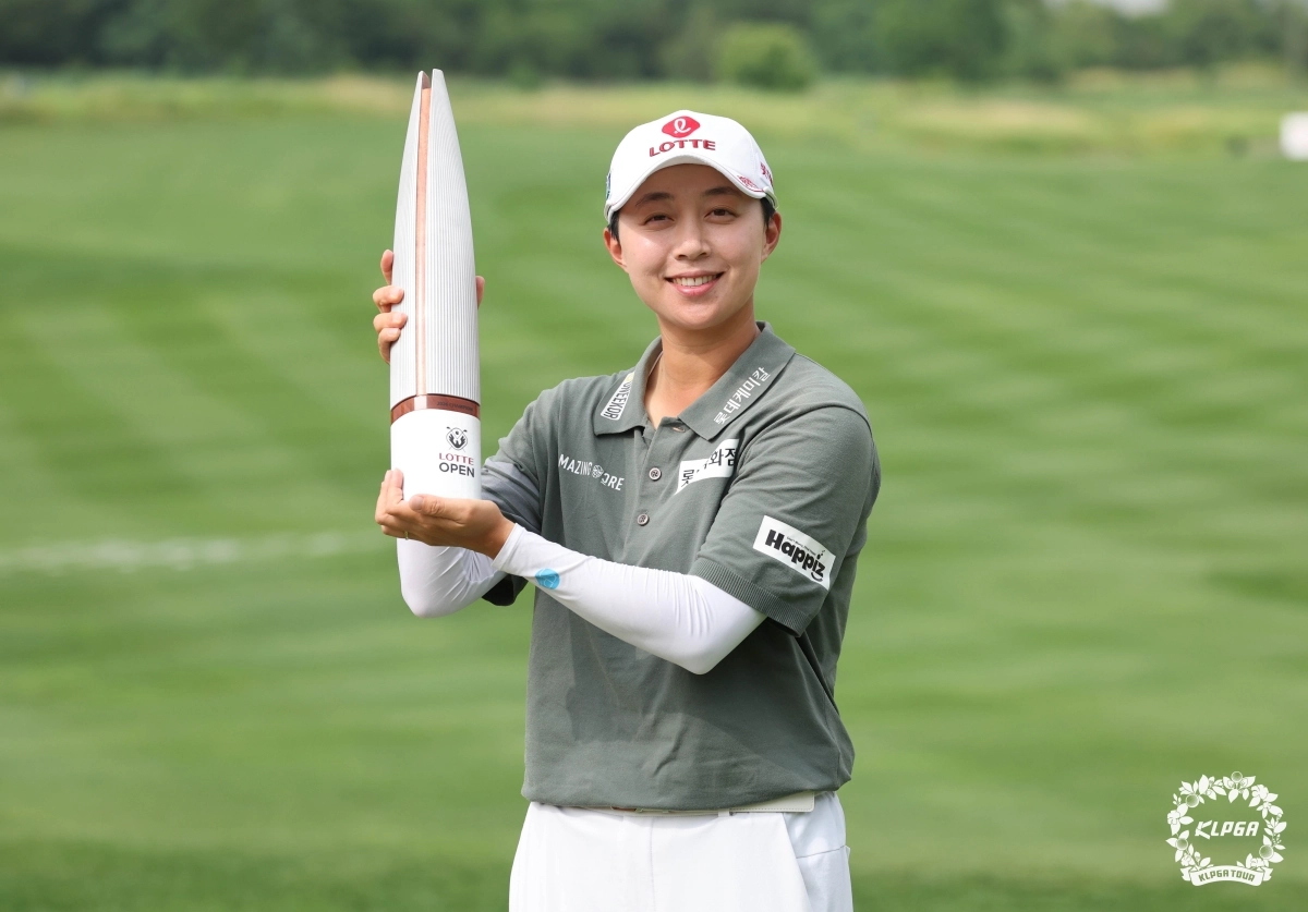 김효주가 5일 인천 베어즈베스트 청라GC(파72)에서 끝난 한국여자프로골프(KLPGA)투어 롯데오픈에서 우승을 차지한 뒤 우승컵을 들고 기념 촬영을 하고 있다.  KLPGA 제공