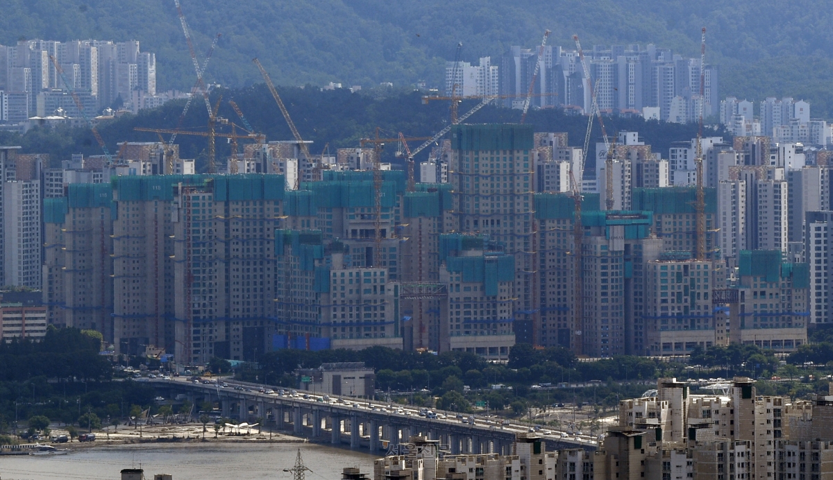 16일 서울 남산에서 바라본 래미안 원베일리 건축현장의 모습. 2022.8.16. 서울신문