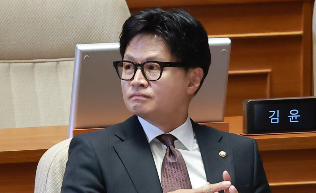부산 북갑 국회의원 보궐선거에서 당선된 무소속 한동훈 의원이 5일 국회에서 22대 국회 후반기 의장단을 선출하기 위해 열린 본회의에 참석해 개회를 기다리고 있다. 2026.6.5. 연합뉴스