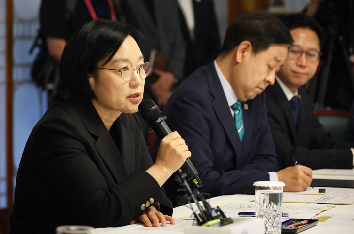 한성숙 국무총리가 5일 서울 삼청동 국무총리 서울공관에서 열린 고위 당정협의회에 참석해 머리발언을 하고 있다. 도준석 전문기자