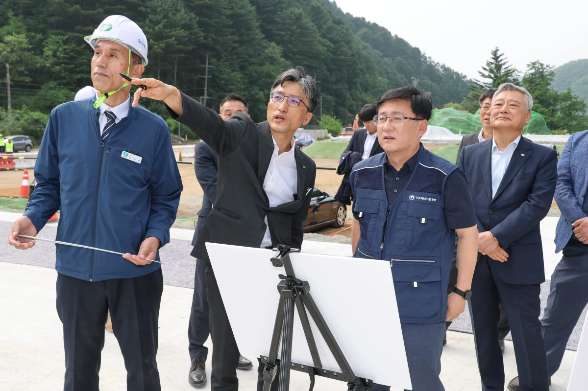 김성환(왼쪽 세번째) 기후에너지환경부 장관이 지난 4일 강원 홍천 양수발전소 건설현장을 점검하고 있다.  연합뉴스