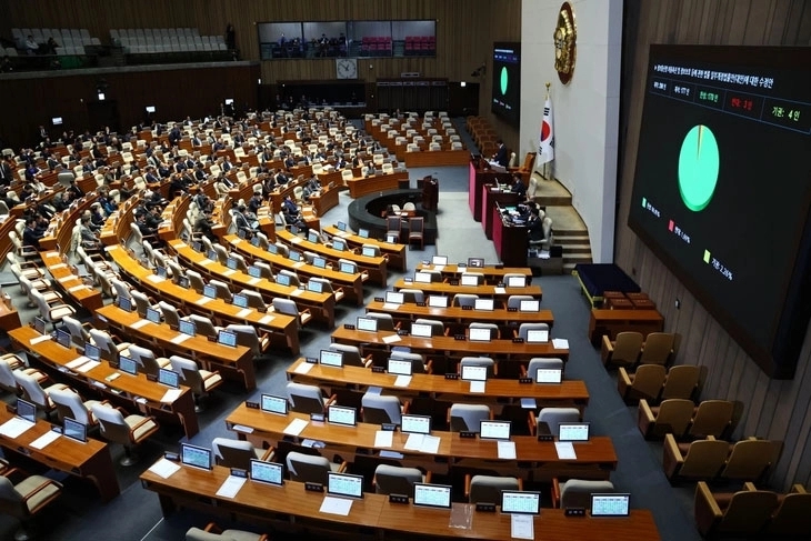 2025년 12월 24일 열린 국회 본회의에서 더불어민주당 주도로 허위조작정보근절법(개정 정보통신망법)이 통과되고 있다.  뉴시스