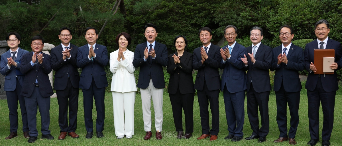 더불어민주당 지도부와 정부 고위 인사들이 5일 서울 종로구 삼청동 국무총리 공관에서 열린 제9차 고위당정협의회에 앞서 기념사진을 찍고 있다. 왼쪽부터 김정관 산업통상부 장관, 김성환 기후에너지환경부 장관, 배경훈 부총리 겸 과학기술정보통신부 장관, 구윤철 부총리 겸 재정경제부 장관, 한정애 민주당 정책위의장, 강훈식 청와대 비서실장, 한성숙 국무총리, 한병도 민주당 당대표 직무대행 겸 원내대표, 유동수 민주당 사무총장, 김용범 청와대 정책실장, 강준현 민주당 수석대변인, 류덕현 청와대 재정기획보좌관. 도준석 전문기자