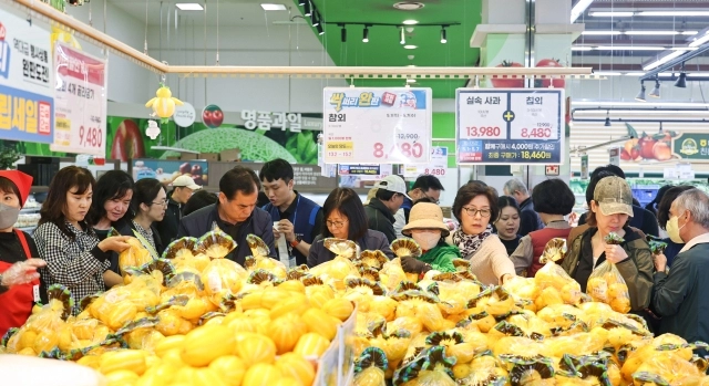 한 대형 마트에서 소비자들이 세계 최고의 품질을 자랑하는 성주 참외를 구입하고 있다. 성주군 제공