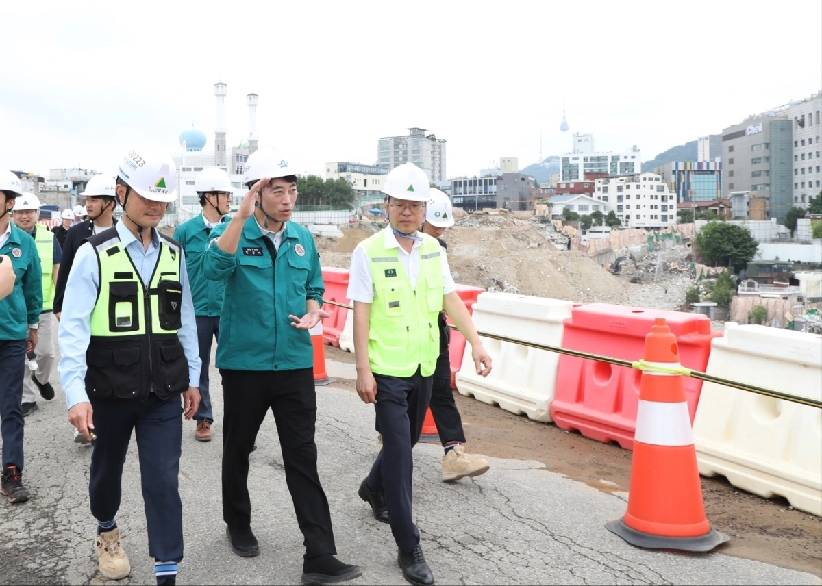 김경대(앞줄 왼쪽 두 번째) 서울 용산구청장이 지난 2일 보광동 한남3구역 공사현장에서 공사 관계자와 함께 현장을 둘러보고 있다. 용산구 제공