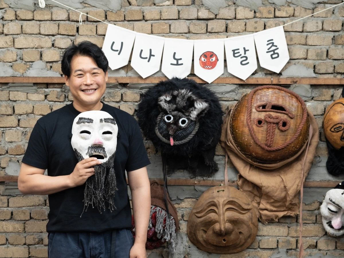 틀 안에 굳어버린 한국 전통 탈춤에 질문을 던지며 2006년 천하제일탈공작소(천탈)를 창단한 이주원 대표는 10~11일 서울 세종문화회관 S씨어터에서 메탈 밴드 baan(반)과 함께 소설 ‘싯다르타’를 토대로 한 공연을 열며 탈춤의 오늘을 묻는다.  세종문화회관 제공