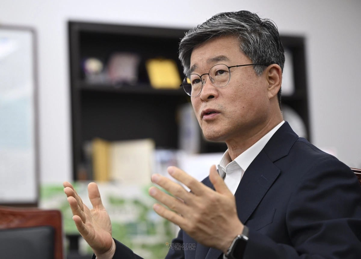 김길성 서울 중구청장이 지난달 22일 집무실에서 진행한 서울신문 인터뷰에서 민선 9기 구정 운영 방향을 설명하고 있다. 김 구청장은 “일상에서 체감할 수 있는 변화를 완성해 나갈 것”이라고 다짐했다. 이지훈 기자