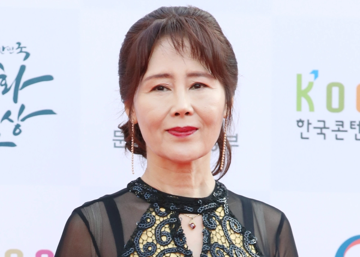 서울·부산 지하철 안내방송과 애니메이션 ‘짱구는 못말려’의 짱구 엄마 목소리로 친숙한 강희선 성우가 4일 지병으로 별세했다. 65세. 사진은 2018년 10월 24일 서울 올림픽공원에서 열린 대한민국 대중문화예술상 레드카펫 행사에 참석한 고인의 모습.  연합뉴스