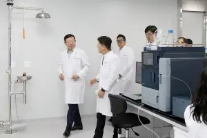 신동빈 롯데회장, 송도 바이오로직스 현장 경영