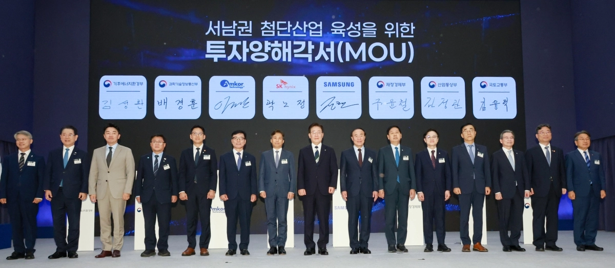 미국은 인공지능(AI)을 개발하고 중국은 AI를 산업화하고 있다. 한국은 AI를 창조적으로 활용하는 도시를 목표로 해야 한다는 것이 필자의 주장이다. 사진은 지난달 30일 광주 김대중컨벤션센터에서 열린 서남권 첨단산업 발전비전 국민보고회. 연합뉴스