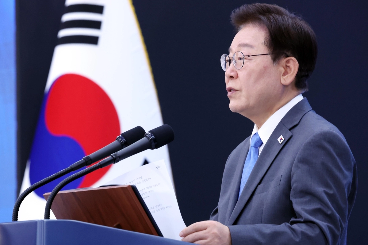 이재명 대통령이 지난 3일 경남 진주시에서 열린 영남권 첨단산업 발전비전 국민보고회에서 축사를 하고 있다. 2026.7.3 연합뉴스
