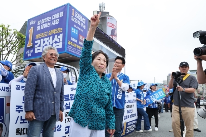 정청래 더불어민주당 총괄상임선거대책위원장이 21일 충남 공주시 공주산성시장을 찾아 박수현 충남지사 후보 지원 유세에 나선 가운데 배우 전원주가 지원 유세를 하고 있다. 2026.5.21 뉴스1
