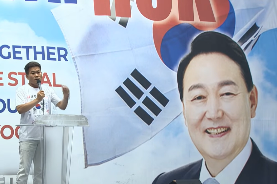 지난 4일 서울 광화문에서 열린 보수 성향 시민단체 한미동맹단의 우산혁명 집회에서 전한길 대표가 연설하고 있다. 유튜브 채널 ‘한길뉴스’ 캡처