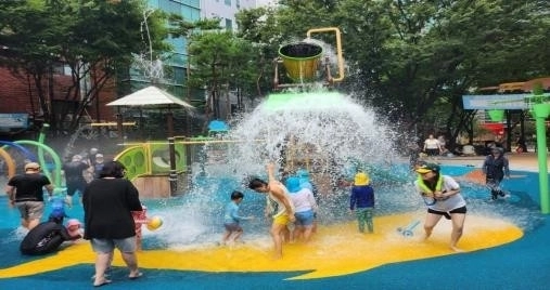 지난해 서울 영등포구 문래동 목화마을마당에 설치된 물놀이장에서 어린이들이 즐거운 시간을 보내고 있다. 영등포구 제공