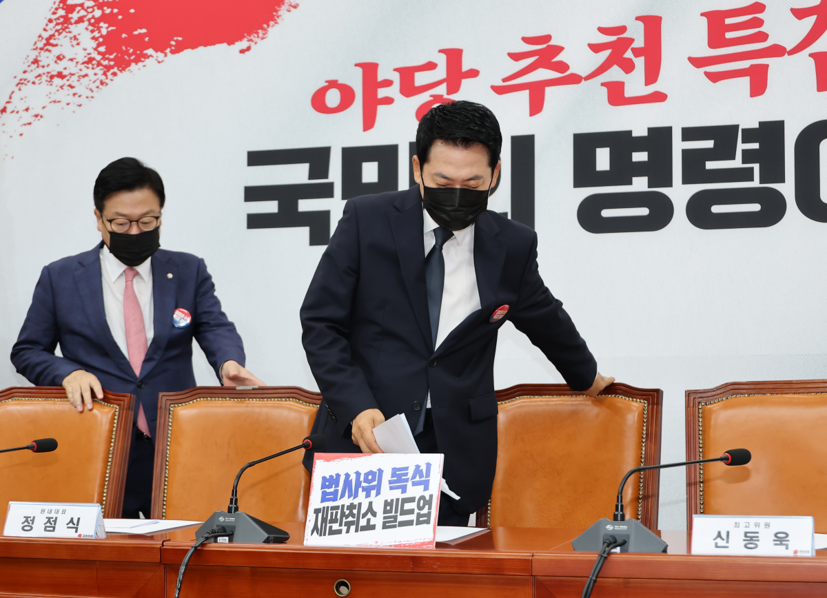 국민의힘 장동혁 대표가 6일 국회에서 열린 최고위원회의에 참석하고 있다. 연합뉴스