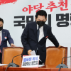 검은 마스크 쓴 장동혁 “7일부터 입틀막법…李대통령 반대 댓글 사라질 것”