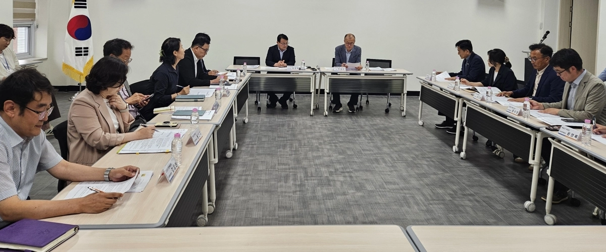 전남광주통합특별시가 지난 1일 관계기관들과 해수욕장 개장 최종점검회의를 하고 있다.