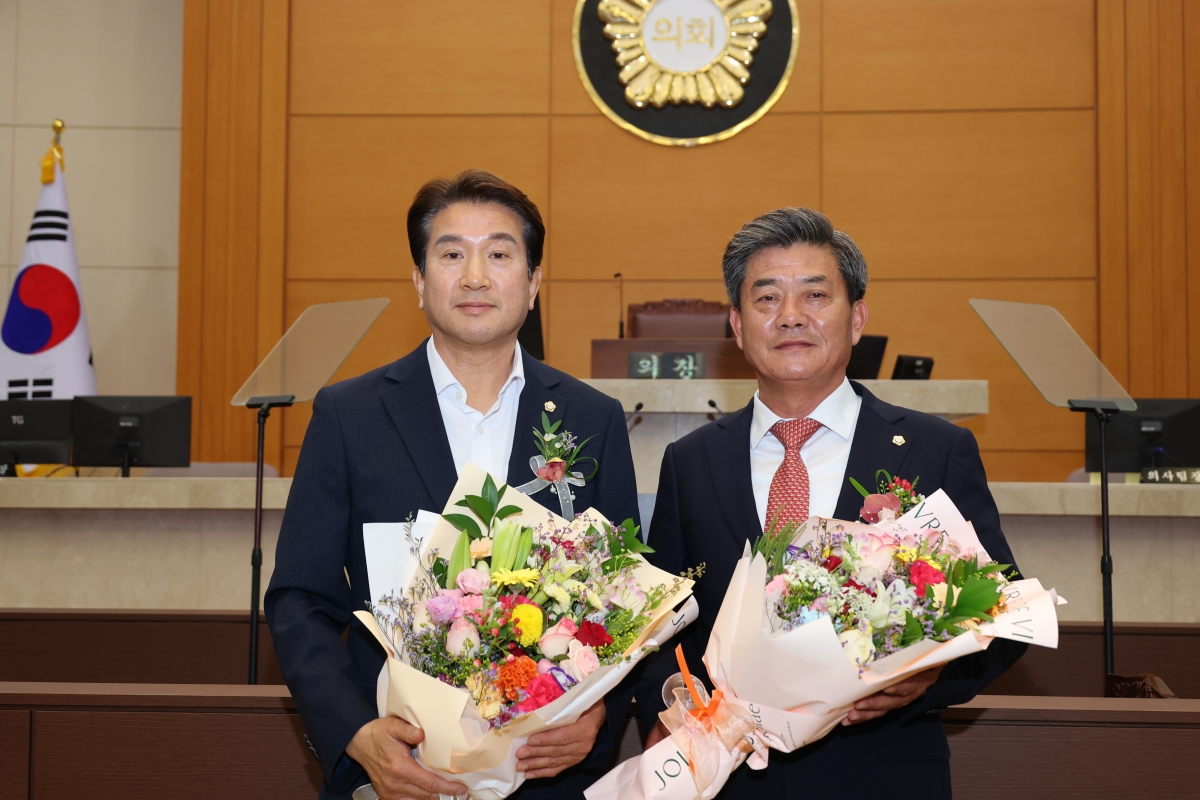 제10대 포항시의회 전반기 의장에 선출된 김철수 의원(오른쪽)과 부의장 조민성 의원. 포항시의회 제공