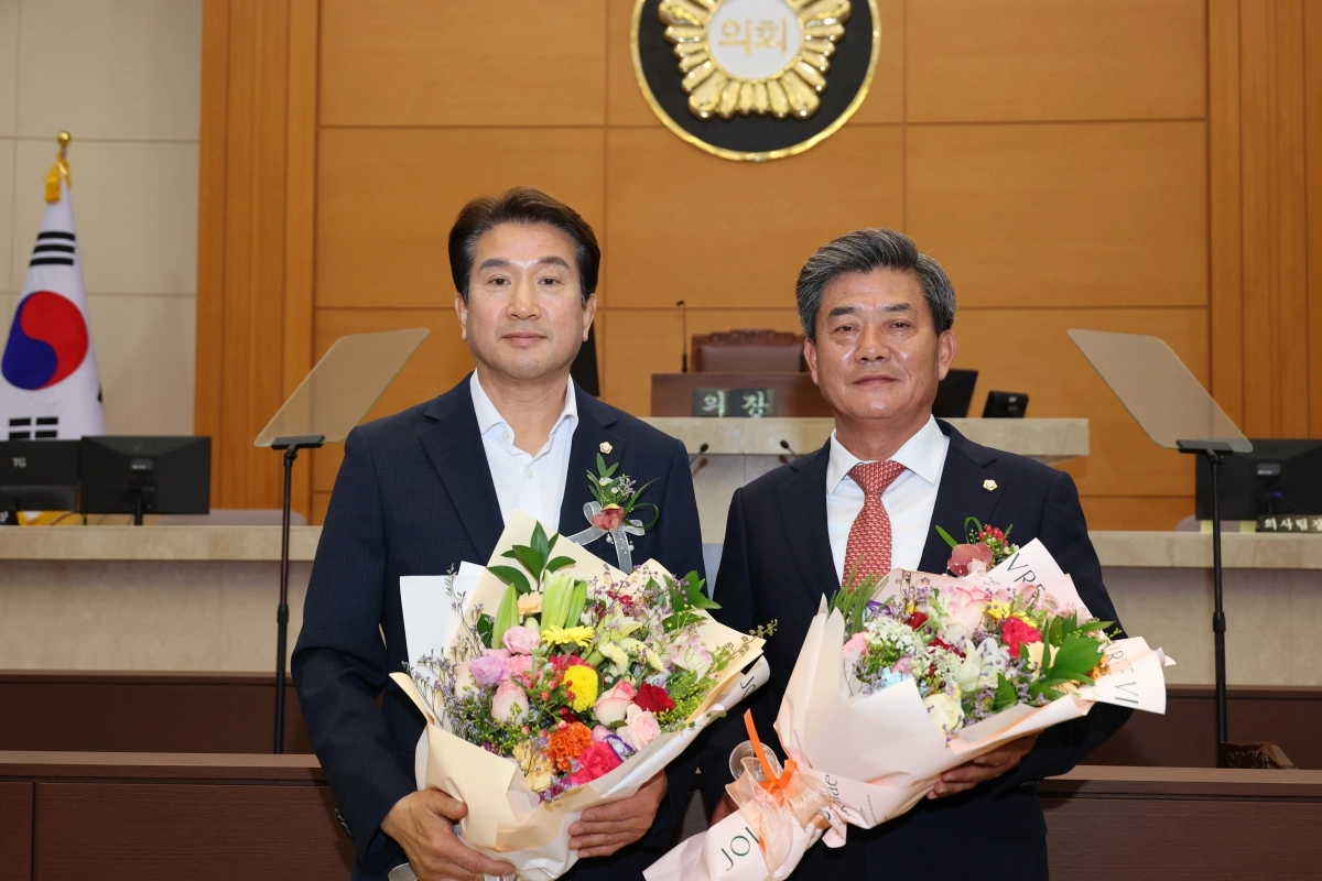 제10대 포항시의회 전반기 의장에 선출된 김철수 의원(오른쪽)과 부의장 조민성 의원. 포항시의회 제공