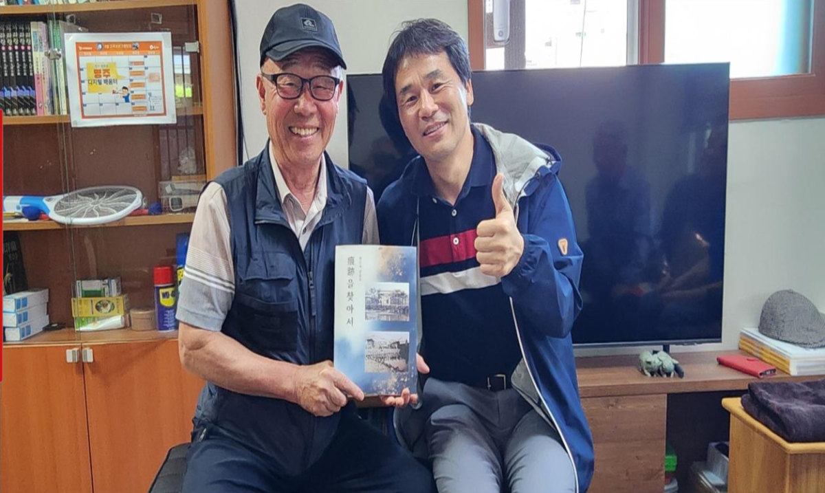 제주도 AI디지털배움터 전운용 강사와 김홍준(왼쪽) 씨의 출판기념으로 함께 포즈를 취하고 있다. 제주도 제공