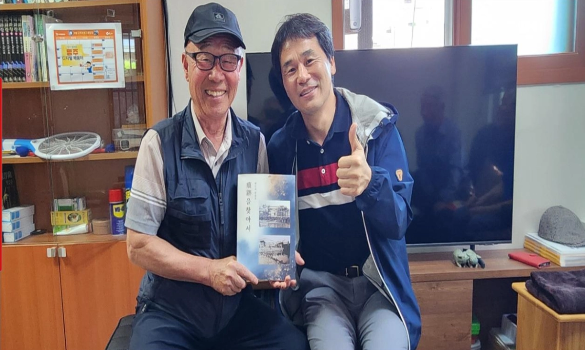 제주도 AI디지털배움터 전운용 강사와 김홍준(왼쪽) 씨의 출판기념으로 함께 포즈를 취하고 있다. 제주도 제공