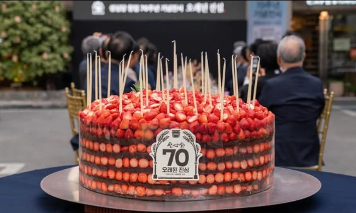 지난 4월 30일 성심당 창업 70주년 기념 전시 오픈식에서 공개된 70kg의 딸기시루 케이크. 성심당 공식 인스타그램