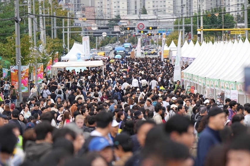 ‘2025 대전 빵 축제’를 찾은 관광객들의 모습.  성심당과 같은 대전의 유명 빵집들을 한곳에 모아 상권 활성화와 빵 산업 육성을 위해 2021년 기획됐다. 대전관광공사 제공