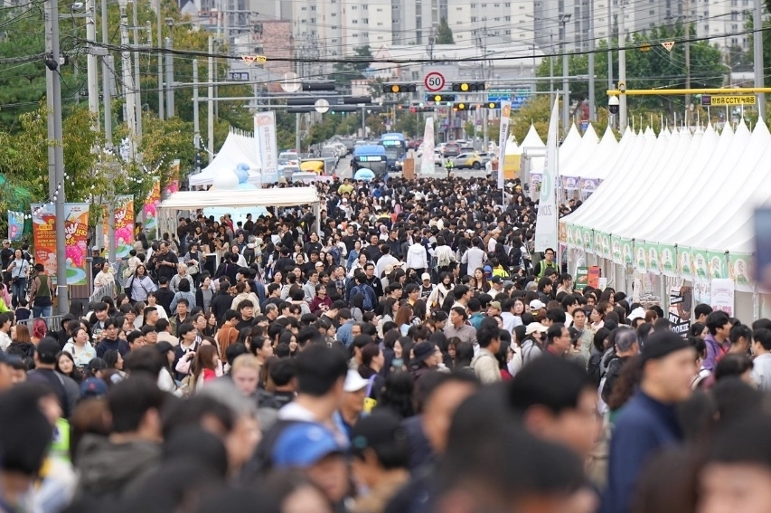 ‘2025 대전 빵 축제’를 찾은 관광객들의 모습.  성심당과 같은 대전의 유명 빵집들을 한곳에 모아 상권 활성화와 빵 산업 육성을 위해 2021년 기획됐다. 대전관광공사 제공