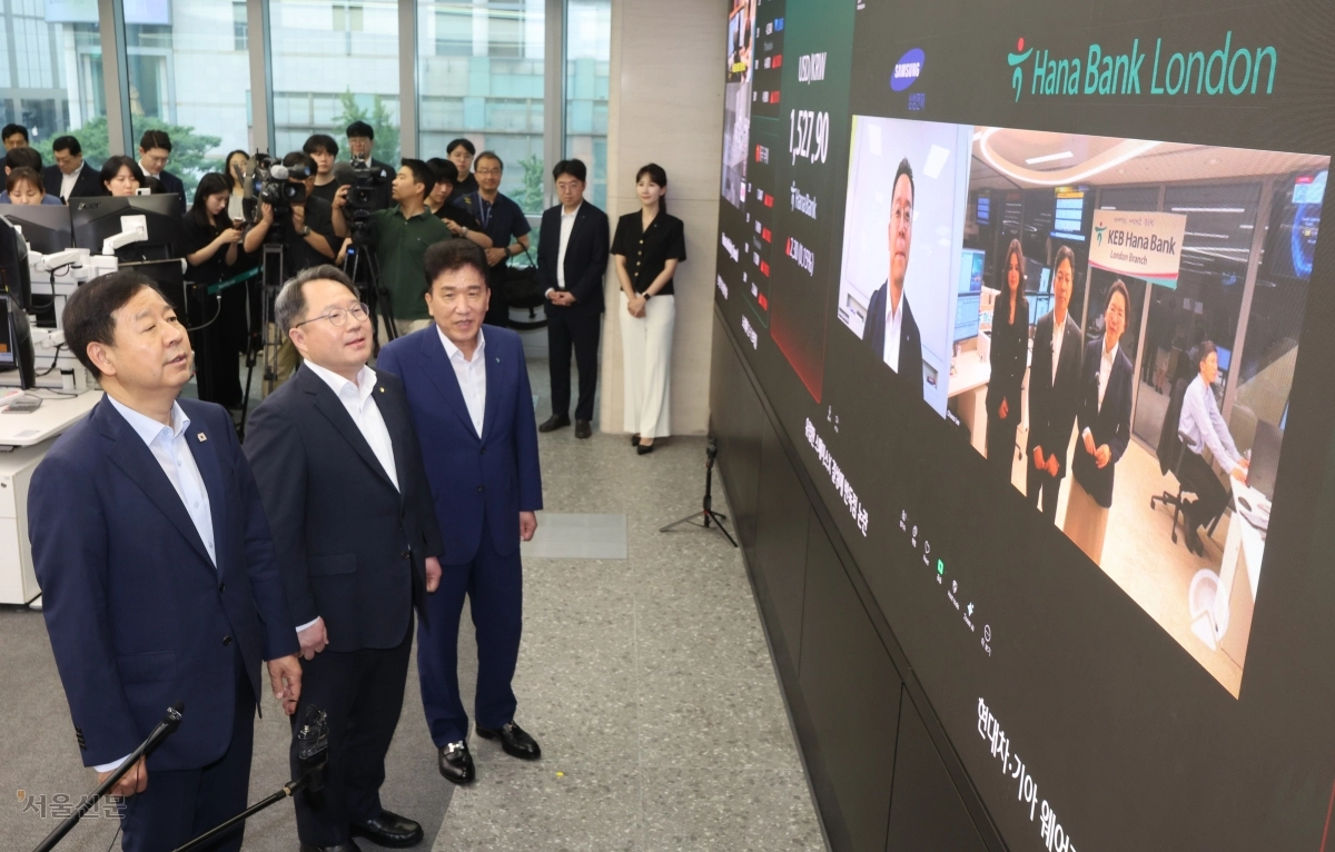 구윤철 부총리, 하나은행 딜링룸 방문