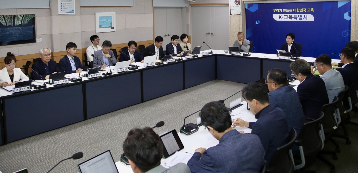 전남광주통합특별시교육청 주요정책회의가 6일 전남청사와 광주청사에서 화상회의로 열리고 있다.