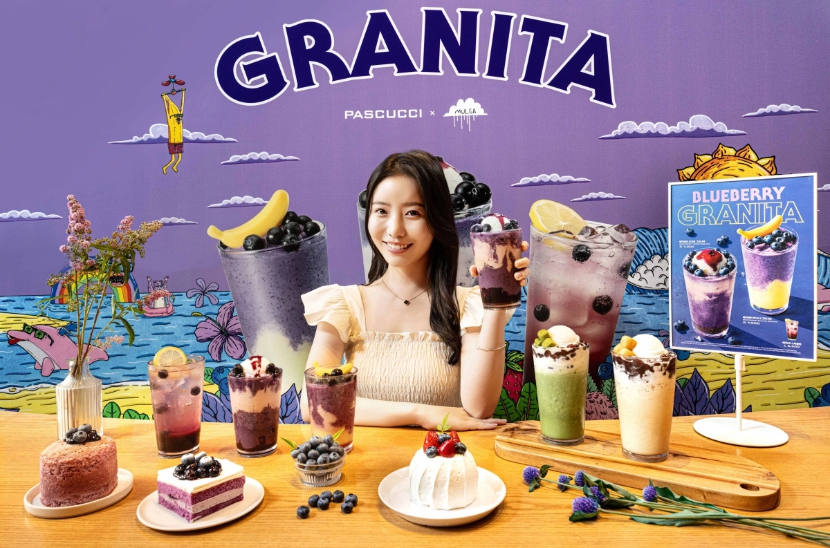 6일 서울 중구 파스쿠찌 센트로서울점에서 모델이 올여름 시즌을 겨냥한 신메뉴 ‘베리베리 요거트 그라니따’와 ‘베리베리 바나나 그라니따’를 선보이고 있다. 파스쿠찌는 이번 캠페인을 통해 대표 메뉴인 그라니따를 앞세우고 아티스트 멀가(MULGA)와 협업한 아트워크를 함께 공개하며 다채로운 프로모션을 진행한다. 사진-파스쿠치 제공