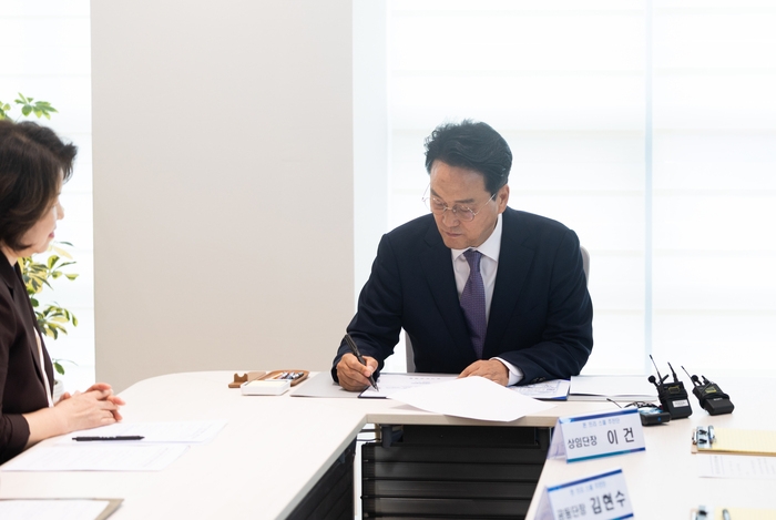 안민석 경기도교육감이 1일 공식 1호 결재로 ‘폰 프리 스쿨 추진계획‘에 서명하고 있다. 경기도교육청 제공