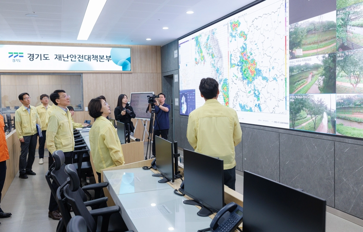 추미애 경기도지사가 6일 오전 9시쯤 경기도청 재난안전상황실을 찾아 장마 상황과 경기도 재난대응체계 등에 대해 보고받고 있다. 경기도 제공
