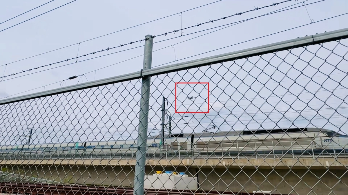 실제 오송시험선에서 선로 영상을 촬영하고 있는 초소형 드론(붉은 사각형)  한국철도기술연구원 제공