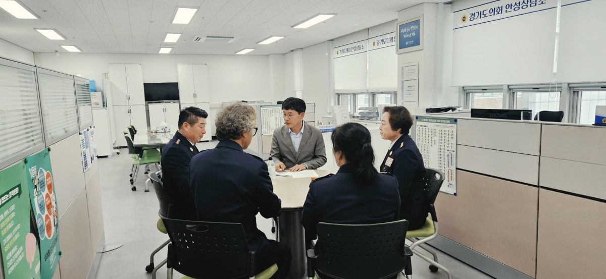 ▲ 이주현 의원이 경기도의회 안성상담소에서 안성시 의용소방대연합회 관계자들과 간담회를 갖고 현장의 목소리를 경청하고 있다. (사진=경기도의회)