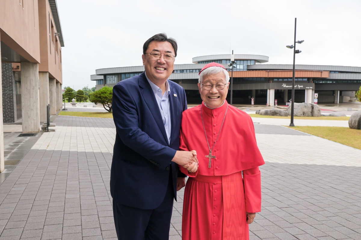 김기재 당진시장이 유흥식 추기경을 만나 인사를 나누고 있다. 시 제공