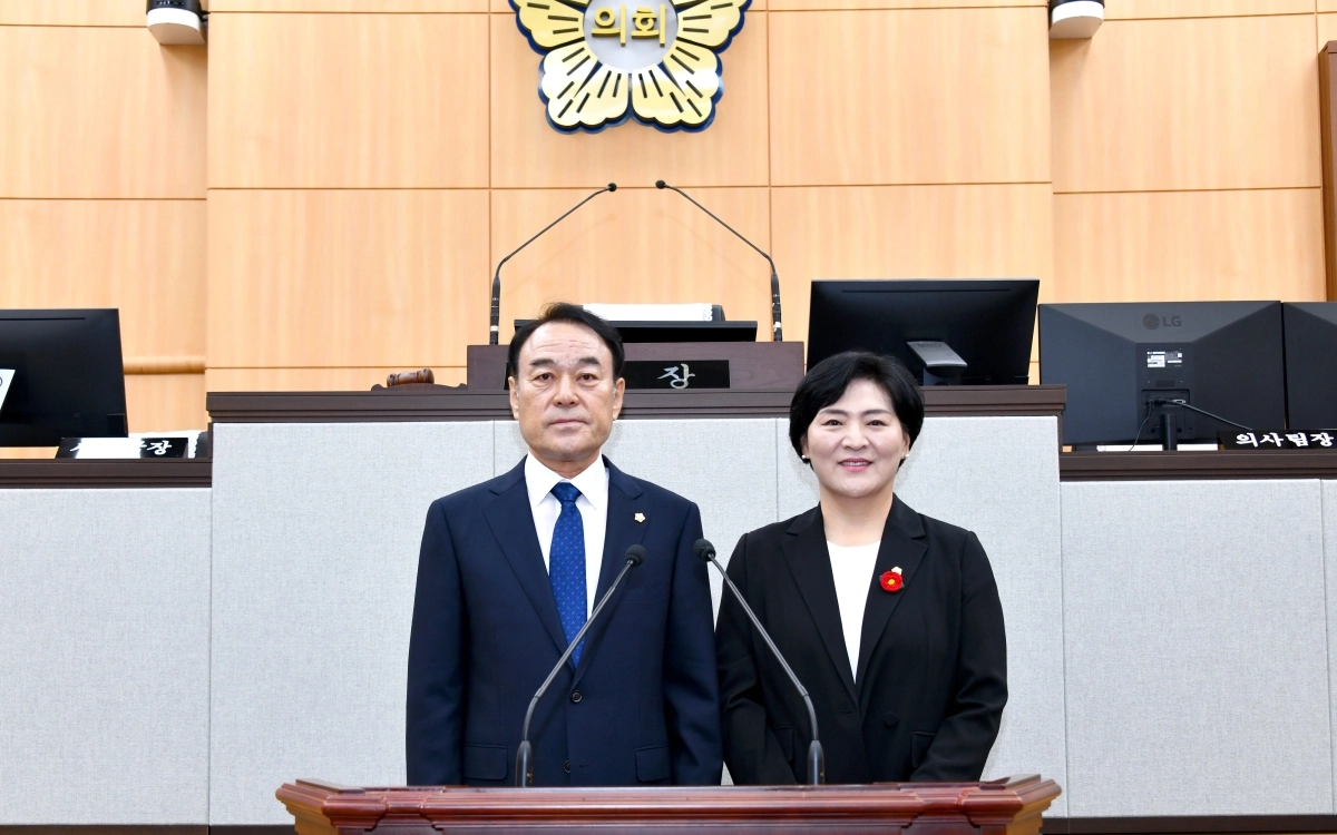 여수시의회 전반기 의장에 선출된 주재현 의원과(사진 좌측) 부의장에 선출된 박성미 의원이(사진 우측) 기념 촬영을 하고 있다.