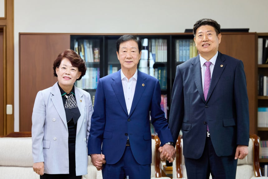 대구시의회 임인환(가운데) 의장과 이태손, 김재용 부의장(각각 왼쪽, 오른쪽)이 6일 의장실에서 열린 기자간담회에서 기념 촬영을 하고 있다. 대구시의회 제공