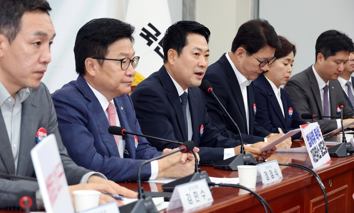 장동혁(왼쪽 세 번째) 국민의힘 대표가 6일 국회에서 열린 최고위원회의에서 오는 7일부터 시행되는 개정 정보통신망법과 관련한 발언을 하고 있다. 연합뉴스