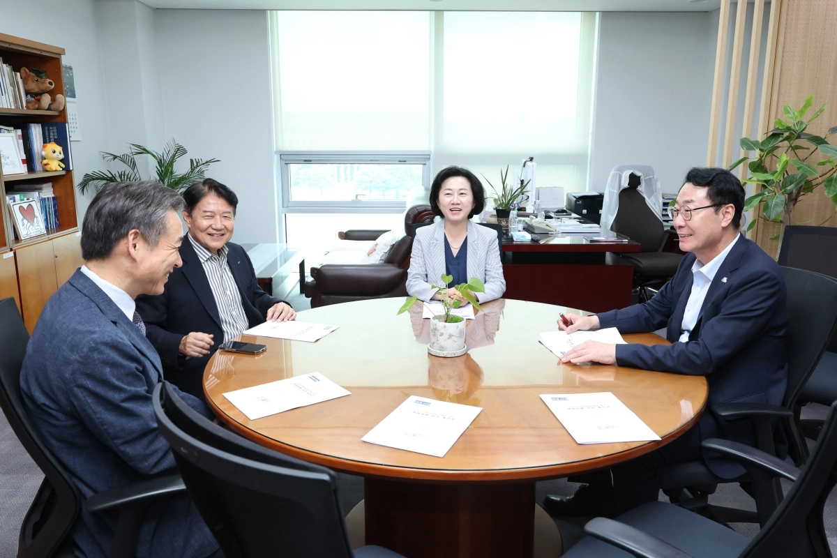 정명근 화성시장(오른쪽)이 6일 송옥주 국회의원(더불어민주당·화성갑, 가운데)과 함께 우희종 한국마사회 회장(왼쪽 두 번째)을 만나 서울 경마공원 이전을 제안했다. 화성시 제공